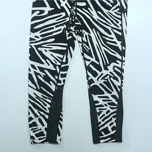 Nike Drifit HighRise Zebra Print Crop Leggings Workout Pants - Picture 2 of 6